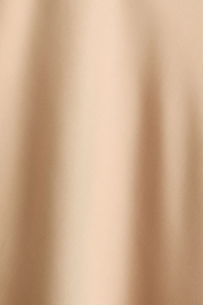 اتش اند ام فستان من الساتان ببطانة عند الكتف